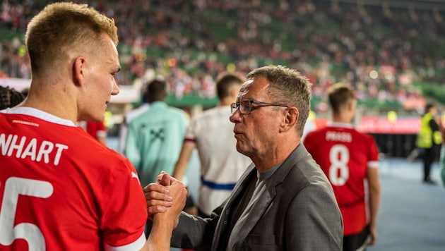 Philipp Lienhart (links) stärkt Teamchef Ralf Rangnick den Rücken. (Bild: GEPA/GEPA pictures)