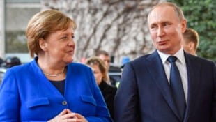 Merkel prägte gemeinsam mit Putin über Jahre das internationale Politparkett.   (Bild: AFP/John MACDOUGALL)