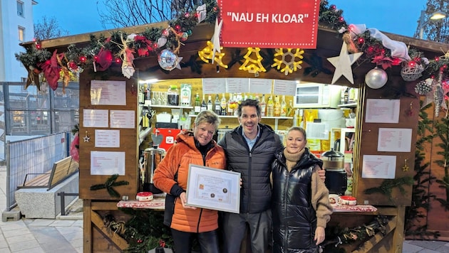 Gastronomie Club-Obmann Thomas Peschta (Mitte) bei Wittmanns Punschstandl am Enkplatz in Simmering. (Bild: zVg)