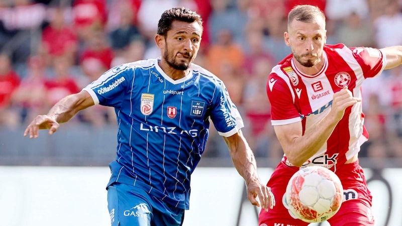 Blue &amp; White goalscorer Ronivaldo (l.) is the big scare for Filipovic (r.) &amp; Co. (Bild: GEPA/GEPA pictures)