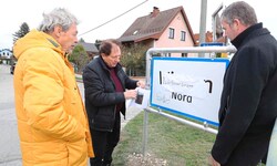 Siedlerobmann Peter Reeh, Bürgermeister Weghofer und Vize Christoph Ramhofer bei einem der ...
