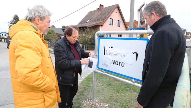 Siedlerobmann Peter Reeh, Bürgermeister Weghofer und Vize Christoph Ramhofer bei einem der beschmierten Schilder. (Bild: Reinhard Judt)