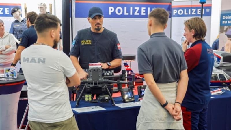 The police are looking for future law enforcement officers at the fair. (Bild: Markus Tschepp)