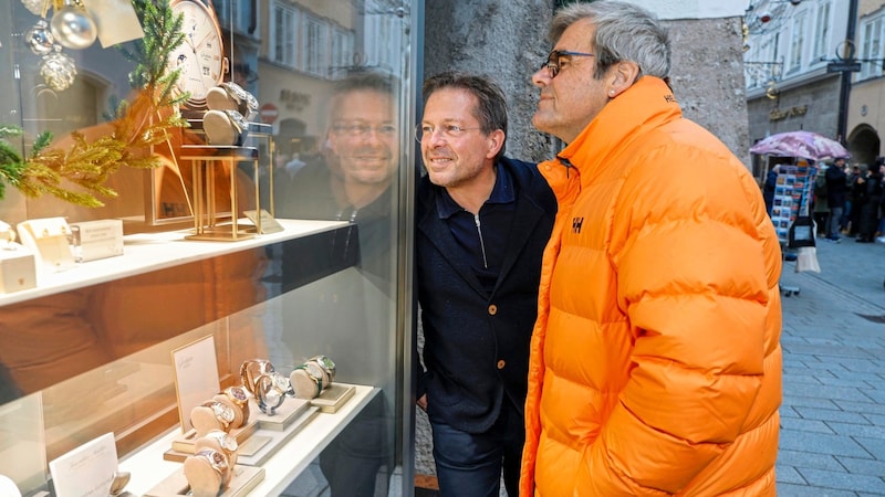 Hotelier Andreas Gfrerer (li.) und der ehemalige Tierinspektor Manfred Pledl gustieren im neuen Schaufenster. (Bild: Markus Tschepp)