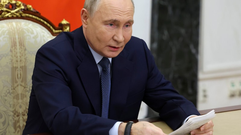 „Wir werden diese Tests fortsetzen, auch in Kampfsituationen“, sagte Putin am Freitag vor Militärvertretern. (Bild: Vyacheslav Prokofyev, Sputnik, Kremlin Pool Photo via AP)