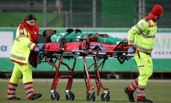 Rapid-Talent Aristot Tambwe-Kasengele musste per Trage abtransportiert werden.