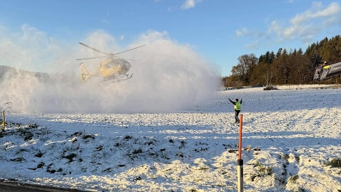 Auch der  Notarzthubschrauber Christophorus 11  rückte aus.