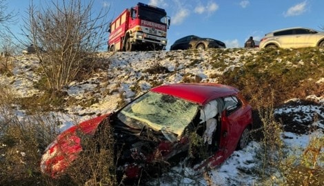 Ein Fahrzeug wurde durch die Wucht der Kollision in den Straßengraben geschleudert. (Bild: FF St.Veit/Glan)