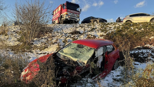 Ein Fahrzeug wurde durch die Wucht der Kollision in den Straßengraben geschleudert. (Bild: FF St.Veit/Glan)