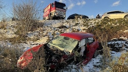 Ein Fahrzeug wurde durch die Wucht der Kollision in den Straßengraben geschleudert. (Bild: FF St.Veit/Glan)