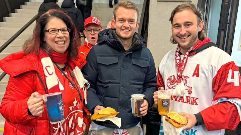 Die Fans des KAC genossen auch die berühmten Schnitzelsemmeln. (Bild: Christoph Kothgasser)