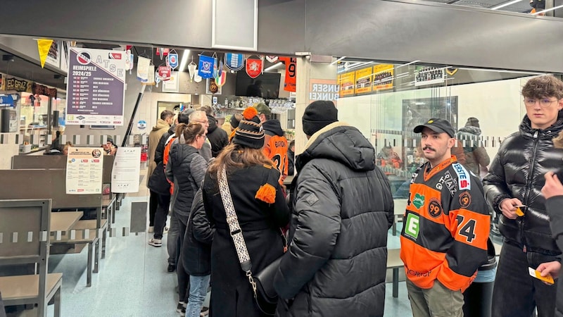 Bei Holen der Getränke und der Snacks musste man Geduld beweisen. (Bild: Christoph Kothgasser)