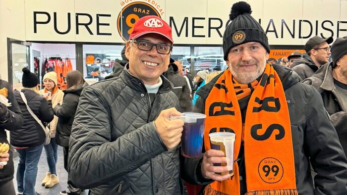 Reinhard und Uwe tranken bei aller Fan-Rivalität gemeinsam ein Kaltgetränk.