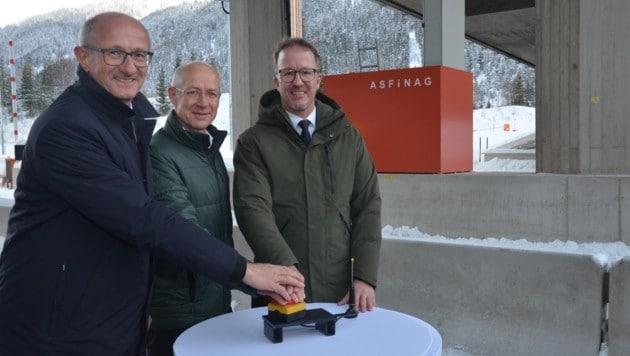 Symbolisch drückten LH Anton Mattle, Asfinag-Vorstand Herbert Kasser und der Vorarlberger LR Christian Gantner (v.l.) den Auf-Knopf. (Bild: Daum Hubert)