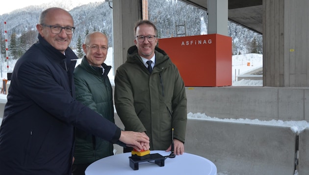 Symbolisch drückten LH Anton Mattle, Asfinag-Vorstand Herbert Kasser und der Vorarlberger LR Christian Gantner (v.l.) den Auf-Knopf. (Bild: Daum Hubert)