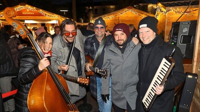 Gleich zur Eröffnung des Adventmarktes am Eisernen Tor legten Alle Achtung einen Unplugged-Auftritt hin. 