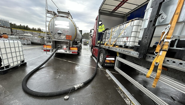 The decanting work under police supervision (Bild: LPD Stmk./Zach)