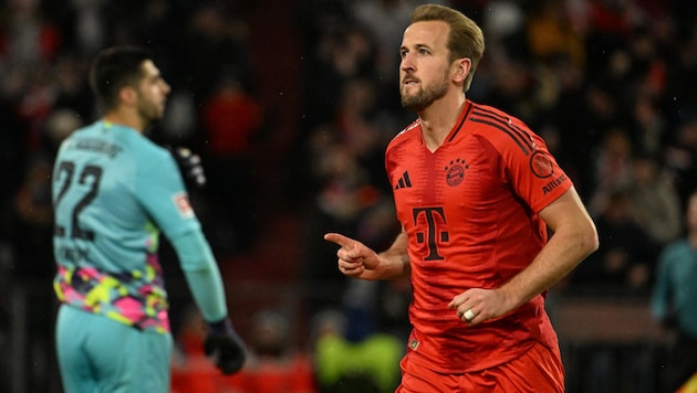 Harry Kane celebrated a flawless hat-trick against Augsburg. (Bild: APA/AFP/LUKAS BARTH-TUTTAS)