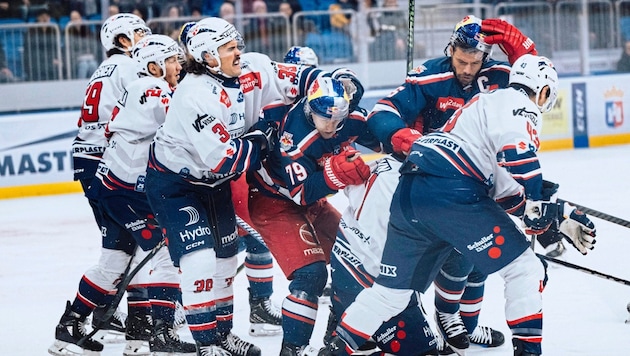 Philipp Krening, Tom Raffl (v. li.) und Co. hielten in Ungarn voll dagegen. (Bild: EC Red Bull Salzburg)