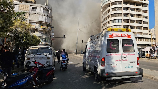 Five paramedics have now been killed in two Israeli airstrikes in Lebanon. (Bild: AFP/APA)