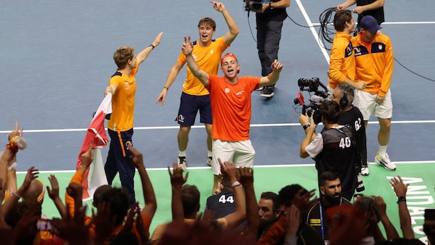 Cheers from the Dutch team at the Davis Cup finals. (Bild: APA/AFP/Thomas COEX)