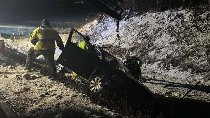 Das Wrack, an dem Totalschaden entstanden ist, wurde geborgen (Bild: FF St. Veit)