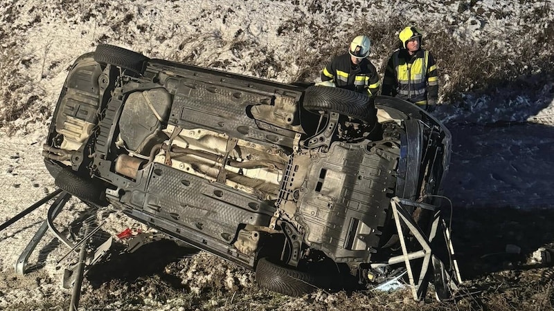 Das Fahrzeug landete im Straßengraben. (Bild: FF St. Veit)