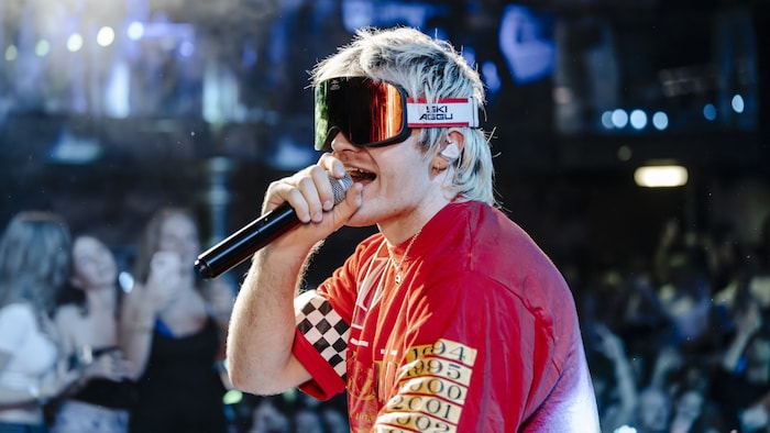 His ski goggles are his trademark.