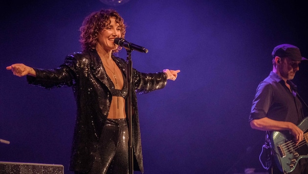 Ina Regen showed off her tremendous vocal power during her performance at the Posthof. She will perform at the Brucknerhaus in November 2025. (Bild: Einöder Horst)