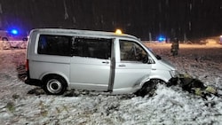 Der Taxi-Kleinbus kam von der Salzachtal Straße ab. (Bild: Freiwillige Feuerwehr Werfen)