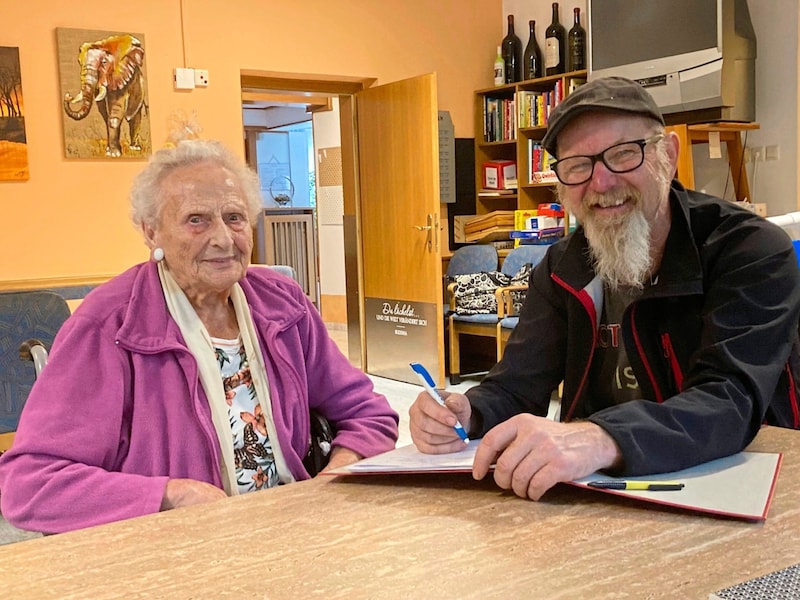 Roland Unger mit der 103-jährigen Hedwig aus Pöttsching. Wenn sie an Weihnachten denkt, fällt ihr immer Marcel, ein junger Fleischer aus Paris, ein. Während des Zweiten Weltkrieges war er als Zwangsarbeiter am Bauernhof ihrer Familie beschäftigt und der einzige Mann, der mit Beil und Messer umgehen und einen kleinen Christbaum aus dem Wald besorgen konnte: „Er riskierte sein Leben, denn das Holz war für die Front vorgesehen.“  (Bild: zVg)