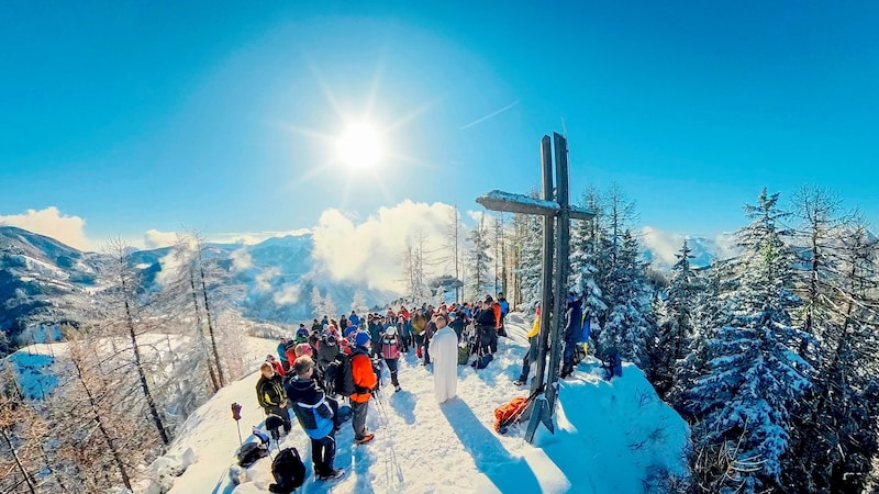 Die vier Adventwanderungen von „Bergkrone“, Bergrettung und Kirche ziehen hunderte Naturbegeisterte in die winterliche Bergwelt, um kurz dem Weihnachtstrubel zu entfliehen. (Bild: Wallner Hannes)