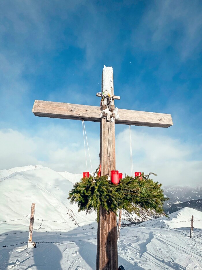 Am Gipfelkreuz des Stubecks wird alljährlich in 2370 Metern Höhe ein Adventkranz befestigt.