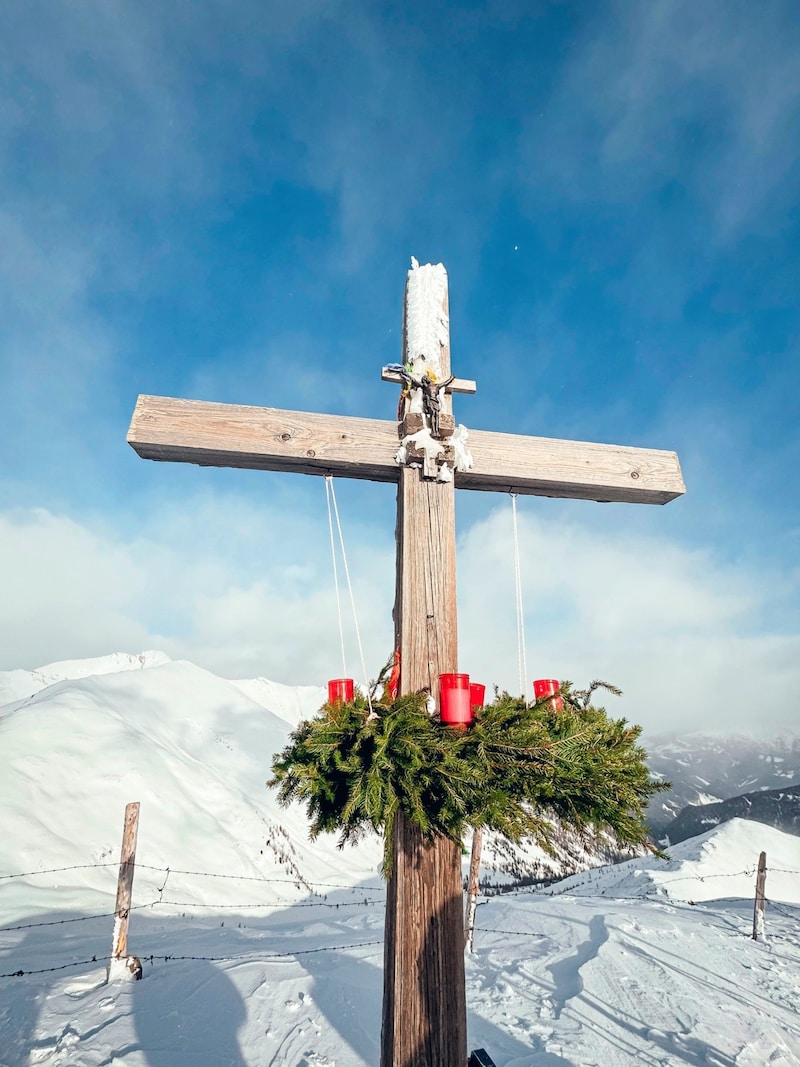 Am Gipfelkreuz des Stubecks wird alljährlich in 2370 Metern Höhe ein Adventkranz befestigt. (Bild: Wallner Hannes)