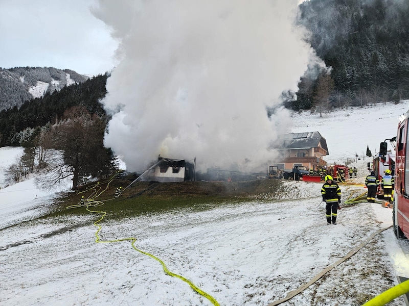 Die Feuerwehrleute sind noch immer vor Ort. (Bild: FF Gröbming – Winkl)