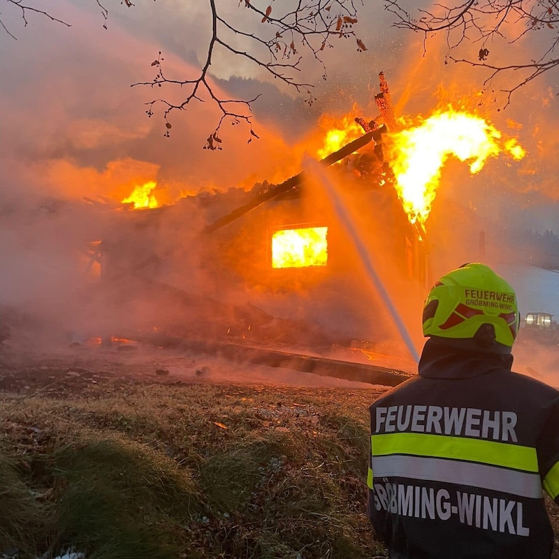 Die Gebäude brannten zur Gänze nieder. (Bild: FF Gröbming – Winkl)