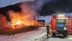 Zwei Nebengebäude standen in Vollbrand. (Bild: FF Gröbming – Winkl)