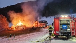 Zwei Nebengebäude standen in Vollbrand.