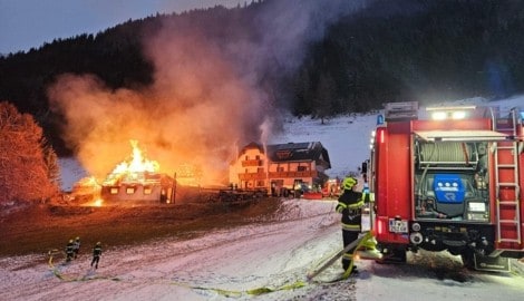 Zwei Nebengebäude standen in Vollbrand. (Bild: FF Gröbming – Winkl)