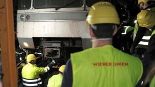 Der U1-Brand bedeutete viele Stunden im dunklen kalten Tunnel für Dutzende Mitarbeiter der Wiener Linien. (Bild: Wiener Linien)