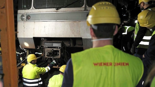 The U1 fire meant many hours in the dark, cold tunnel for dozens of Wiener Linien employees. (Bild: Wiener Linien)