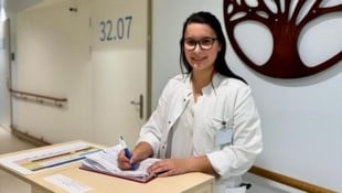 Medizinstudentin und Stipendiatin Laura Schermann bei der Arbeit. So sehen Spitzenmediziner von morgen aus. (Bild: LH Büro)