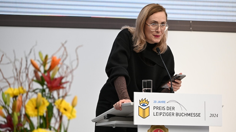 Barbi Markovic at her appearance at the Leipzig Book Fair - and her award-winning book "Mini Horror". (Bild: picturedesk.com/Hendrik Schmidt / dpa)