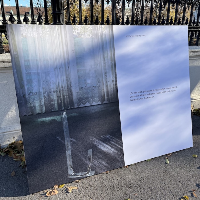 Both the texts and the images are authentic and depict, for example, the interrogations of the women concerned and the scenes of the crimes.