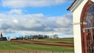 Oft nah beim Dort, zumeist mitten in der Landschaft: Marterln sollen an positive und negative Ereignisse erinnern, meist im persönlichen Bereich. (Bild: www.marterl.at)