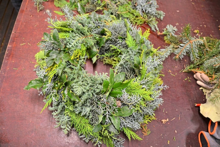 Einen Rohling aus gemischtem Reisig kann man mit ein wenig Geschick und Geduld auch selber ...