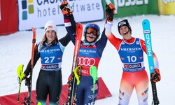 Mikaela Shiffrin (Mitte) siegt in Gurgl vor Lara Colturi (links) und Camille Rast (rechts). 