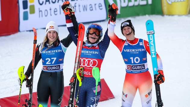 Mikaela Shiffrin (Mitte) siegt in Gurgl vor Lara Colturi (links) und Camille Rast (rechts).  (Bild: GEPA/GEPA pictures)