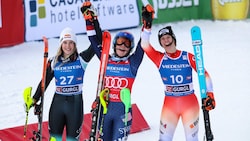 Mikaela Shiffrin (Mitte) siegt in Gurgl vor Lara Colturi (links) und Camille Rast (rechts).  (Bild: GEPA)