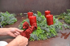 Damit der Adventkranz nicht nur schön anzusehen, sondern auch sicher, ist, haben wir Tipps ...